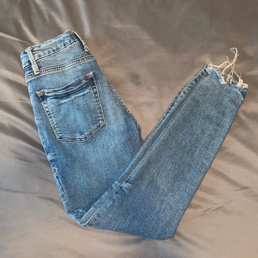 GOOD AMERICAN Good legs crop lighter wash raw hem